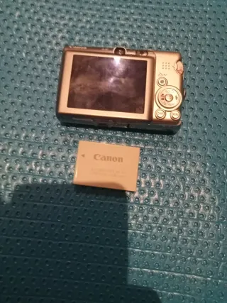 Cámara digital Canon plateada