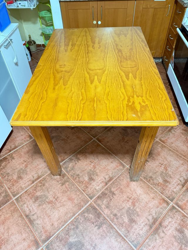 Mesa de comedor de madera