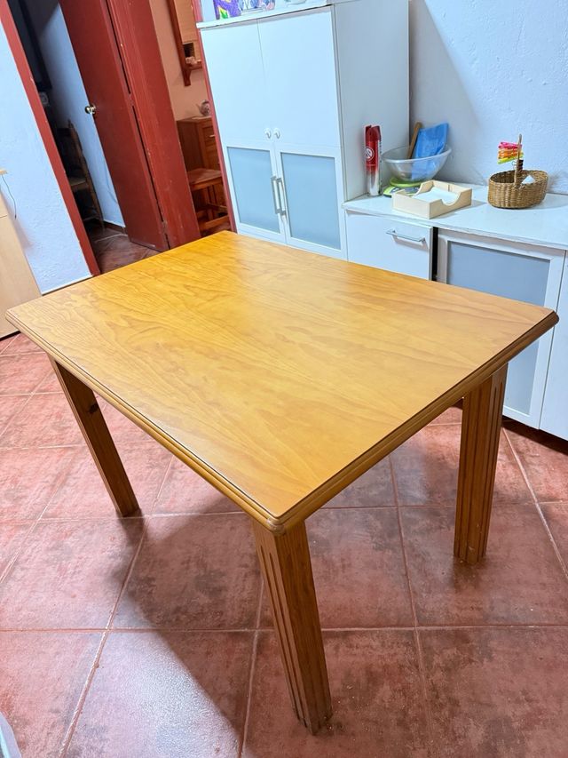 Mesa de comedor de madera