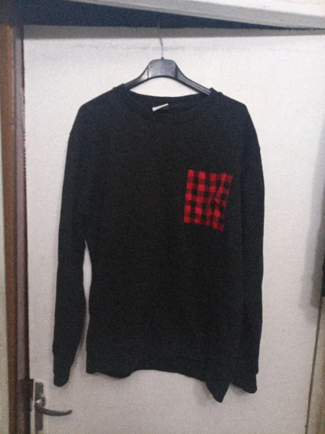 Jersey negro manga larga con bolsillo cuadros