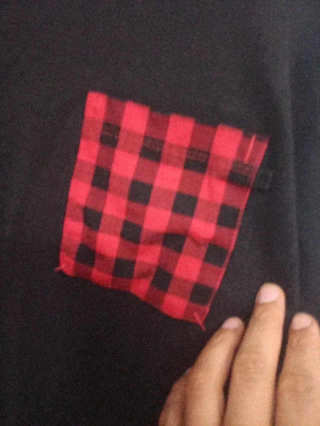 Jersey negro manga larga con bolsillo cuadros