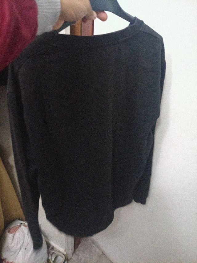 Jersey negro manga larga con bolsillo cuadros