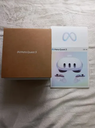 Meta Quest 3 visore VR e controller