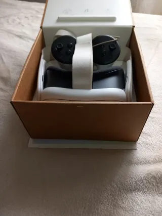 Meta Quest 3 visore VR e controller