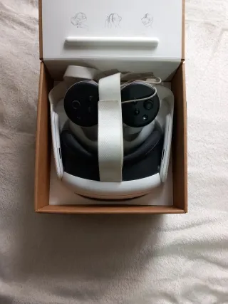 Meta Quest 3 visore VR e controller