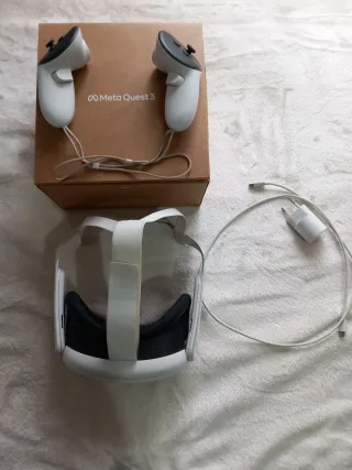 Meta Quest 3 visore VR e controller