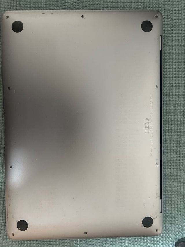 MacBook Air 2019 plateado con cargador original