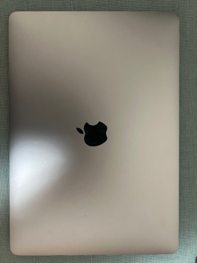 MacBook Air 2019 plateado con cargador original