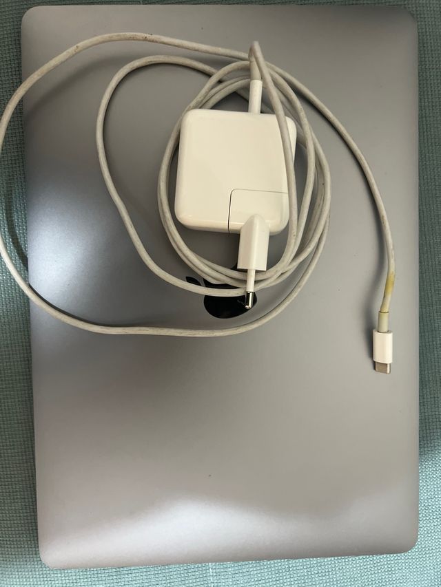 MacBook Air 2019 plateado con cargador original