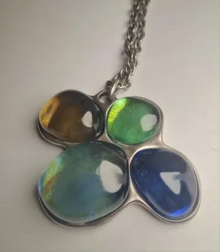 Collar con colgante de piedras