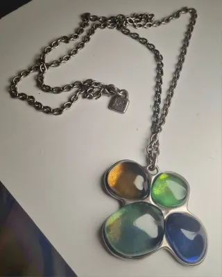 Collar con colgante de piedras
