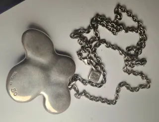 Collar con colgante de piedras