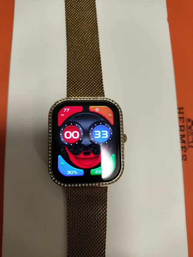 Smartwatch dorato con cinturini intercambiabili