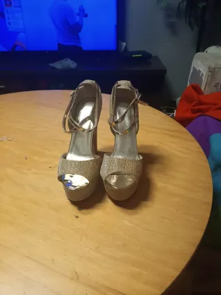 Sandalias doradas de plataforma