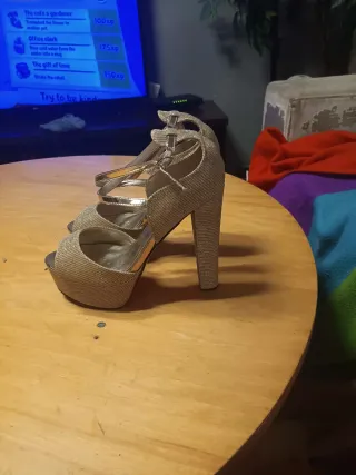 Sandalias doradas de plataforma