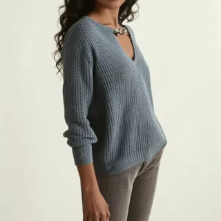 Jersey gris con detalle de cadena