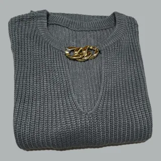 Jersey gris con detalle de cadena