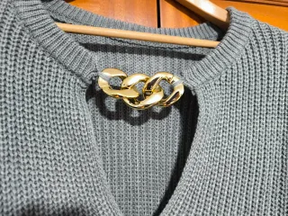 Jersey gris con detalle de cadena