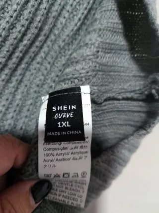 Jersey gris con detalle de cadena