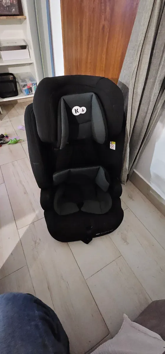 Silla de coche negra con iso fix comprada hace 1añ