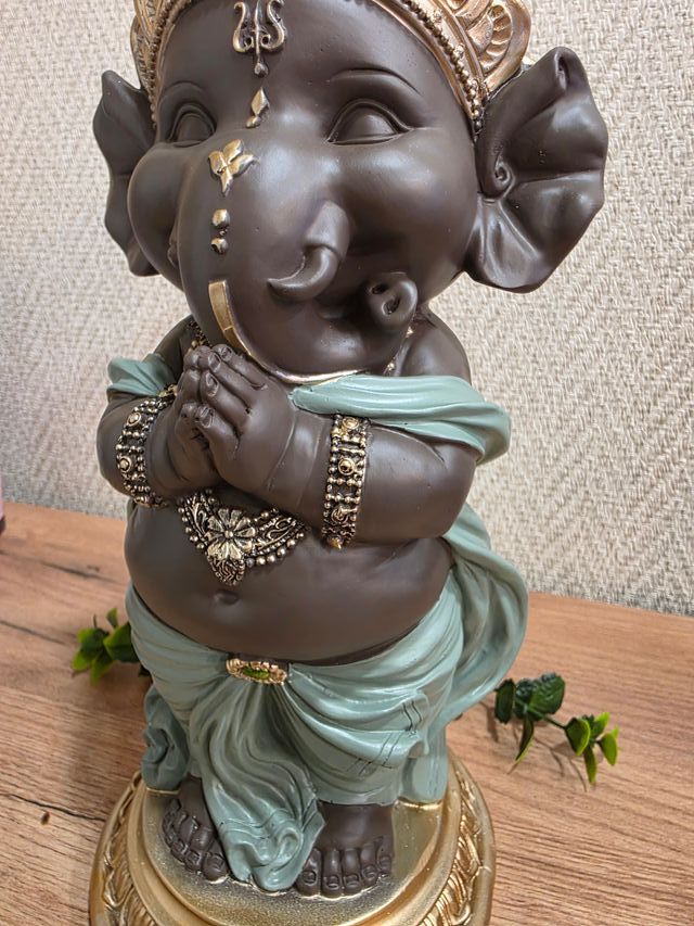 Ganesha de Pie con Manos en Namasté 30cm