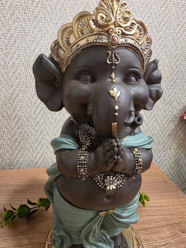 Ganesha de Pie con Manos en Namasté 30cm
