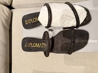 Sandalias Diplomatic Negras y Doradas