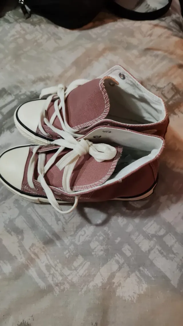 Botas rosas y blancas