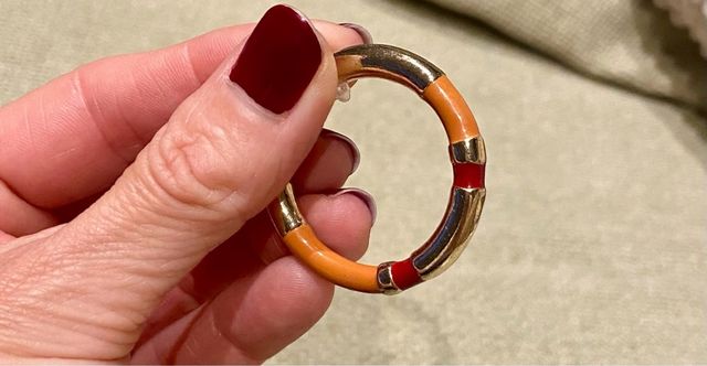 Pendientes argolla dorados con detalles color