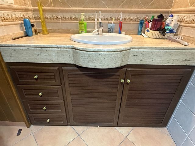 Mueble de baño de aluminio y mármol,