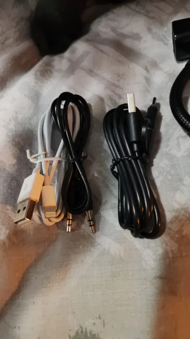 Cargador USB y Cables Varios