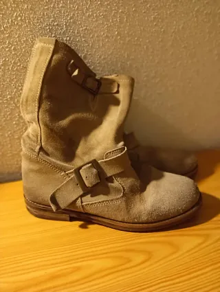 Botines de ante beige con hebilla
