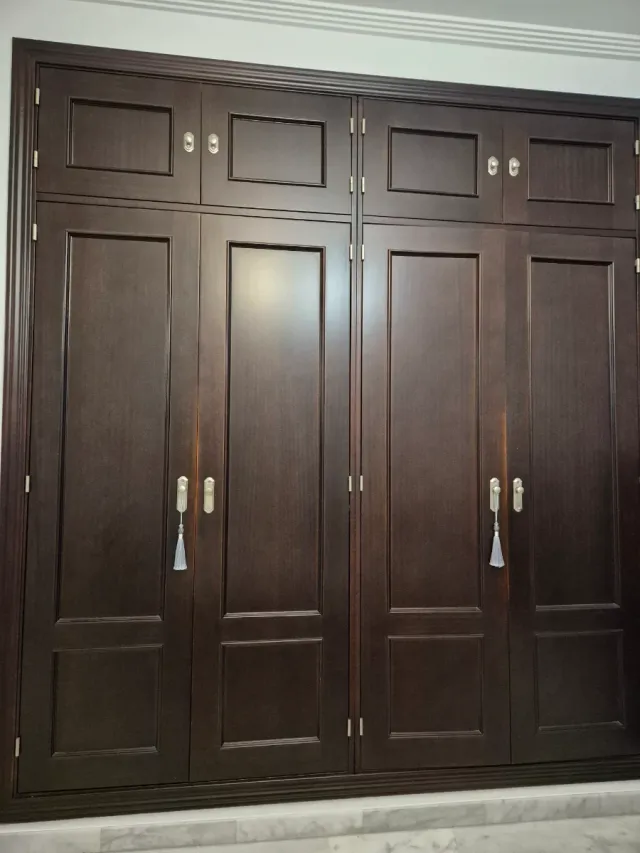 Puertas de ropero empotrado de madera oscura