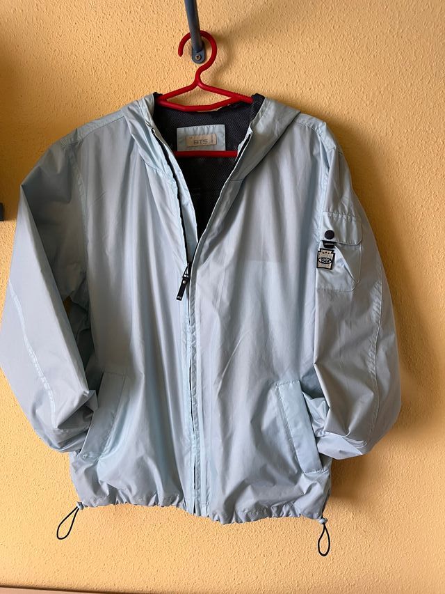 Chubasquero ligero BTS azul claro