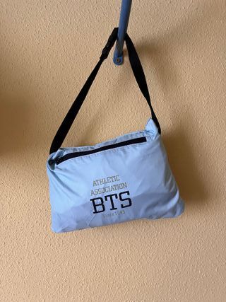 Chubasquero ligero BTS azul claro