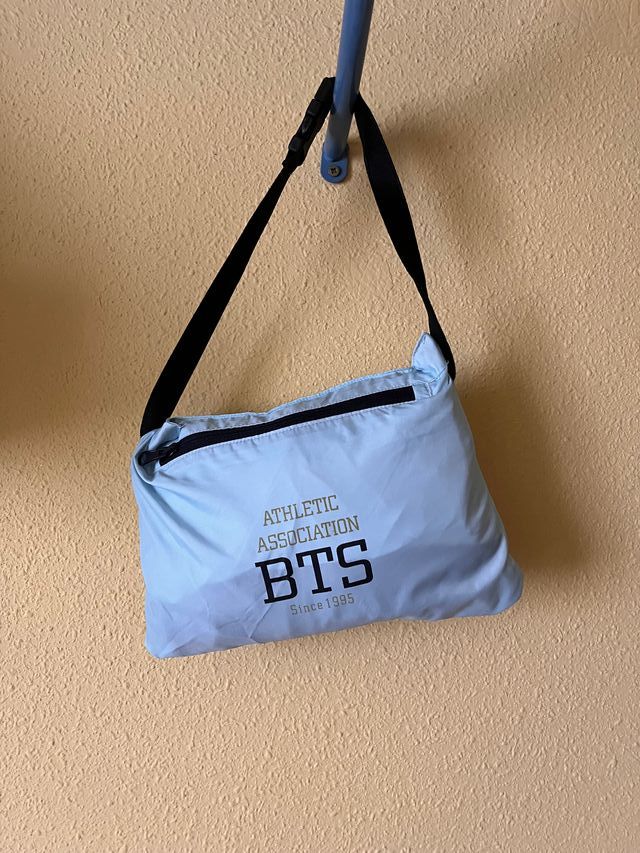 Chubasquero ligero BTS azul claro