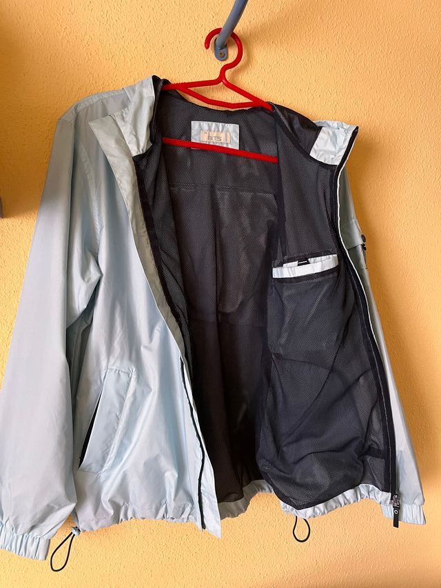 Chubasquero ligero BTS azul claro