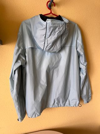 Chubasquero ligero BTS azul claro