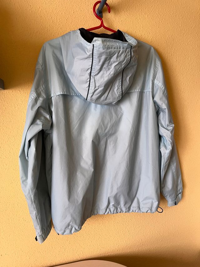 Chubasquero ligero BTS azul claro