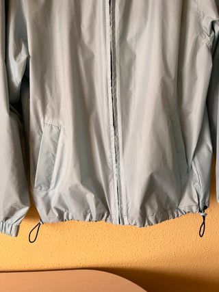 Chubasquero ligero BTS azul claro