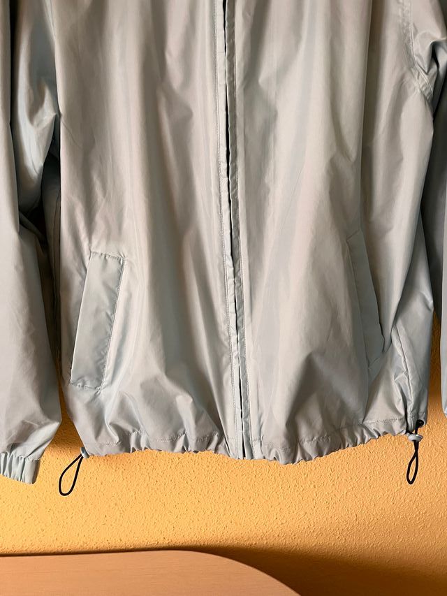 Chubasquero ligero BTS azul claro