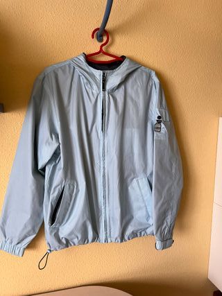 Chubasquero ligero BTS azul claro