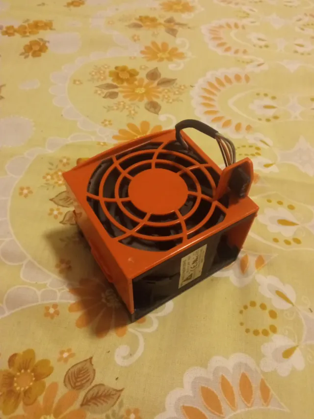Ventilador de ordenador naranja