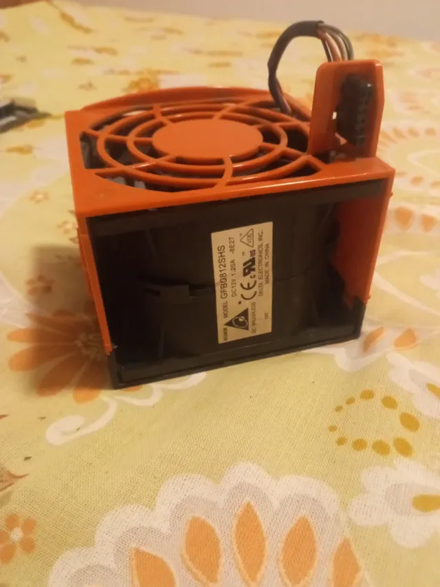 Ventilador de ordenador naranja