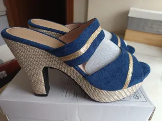 Zapatos de tacón azul y dorado