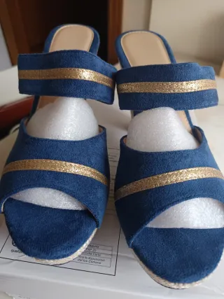 Zapatos de tacón azul y dorado