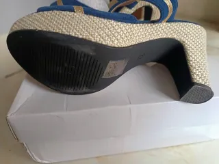 Zapatos de tacón azul y dorado