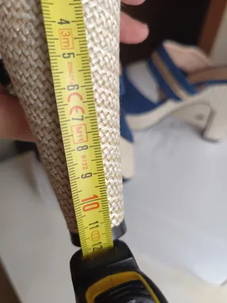 Zapatos de tacón azul y dorado