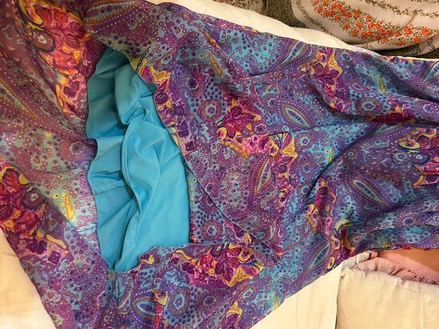 Vestido de verano morado y turquesa