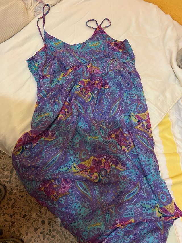 Vestido de verano morado y turquesa